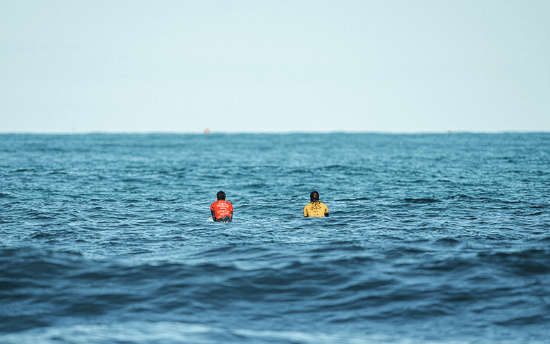 양양 바다에서 서핑을 즐기는 모습